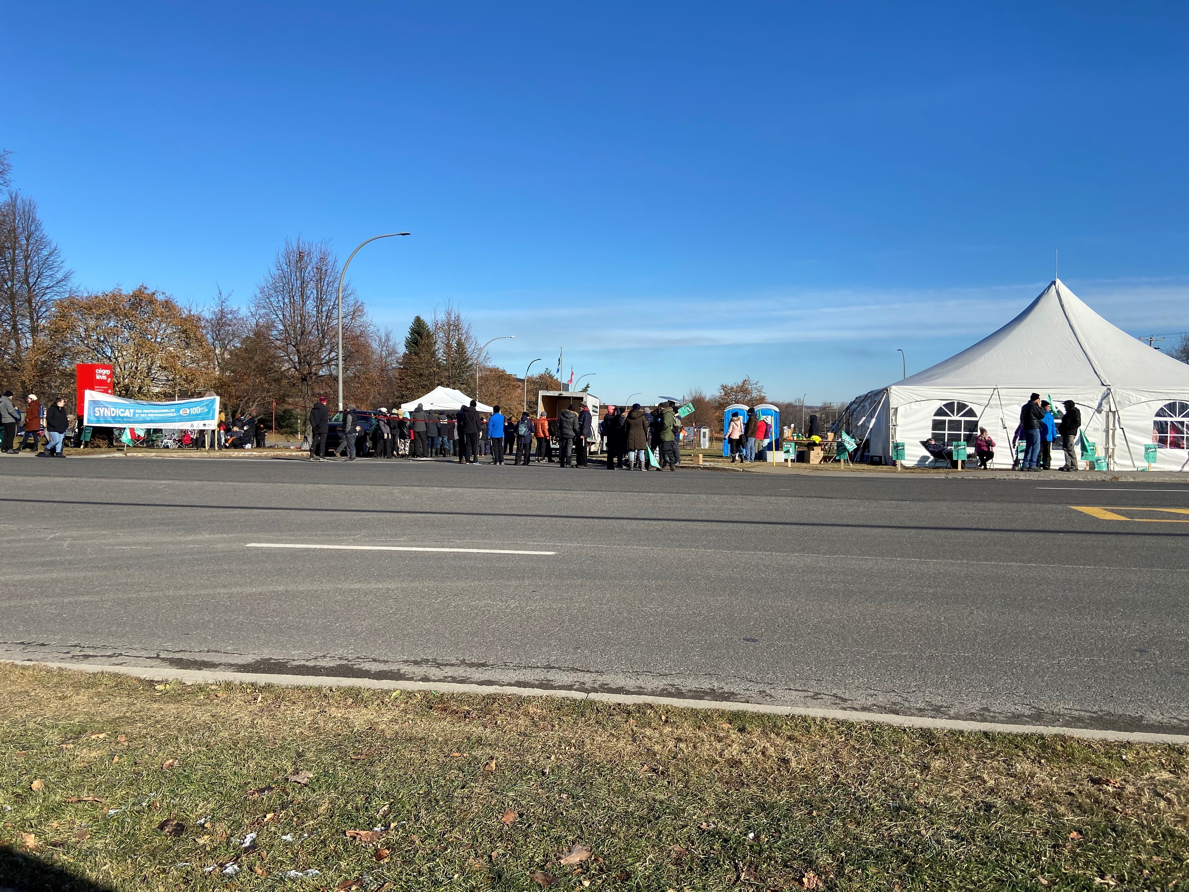 Le front commun conclut sa grève de trois jours avec des manifestations monstres