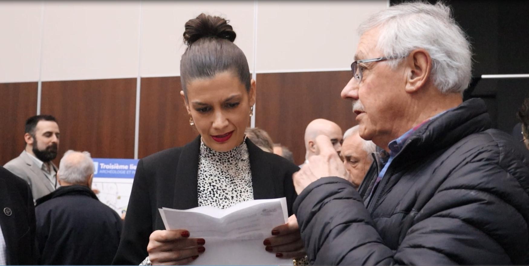 Des citoyens expriment leur opinion lors de la séance d