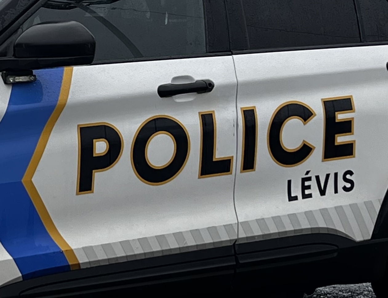 Le suspect prend la fuite à bord d