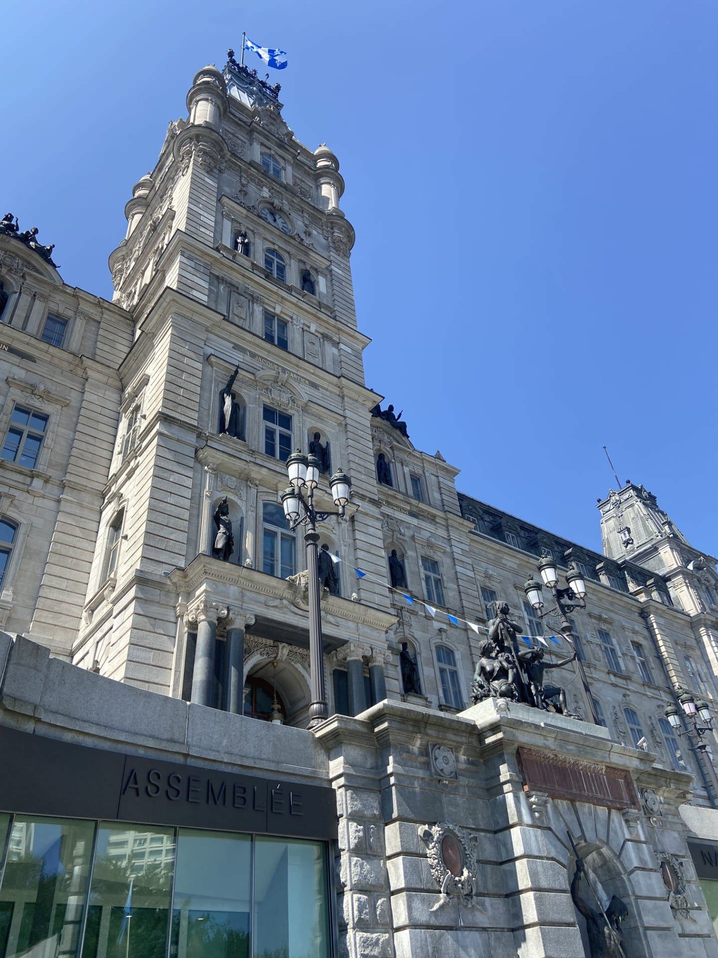 Le gouvernement caquiste va de l