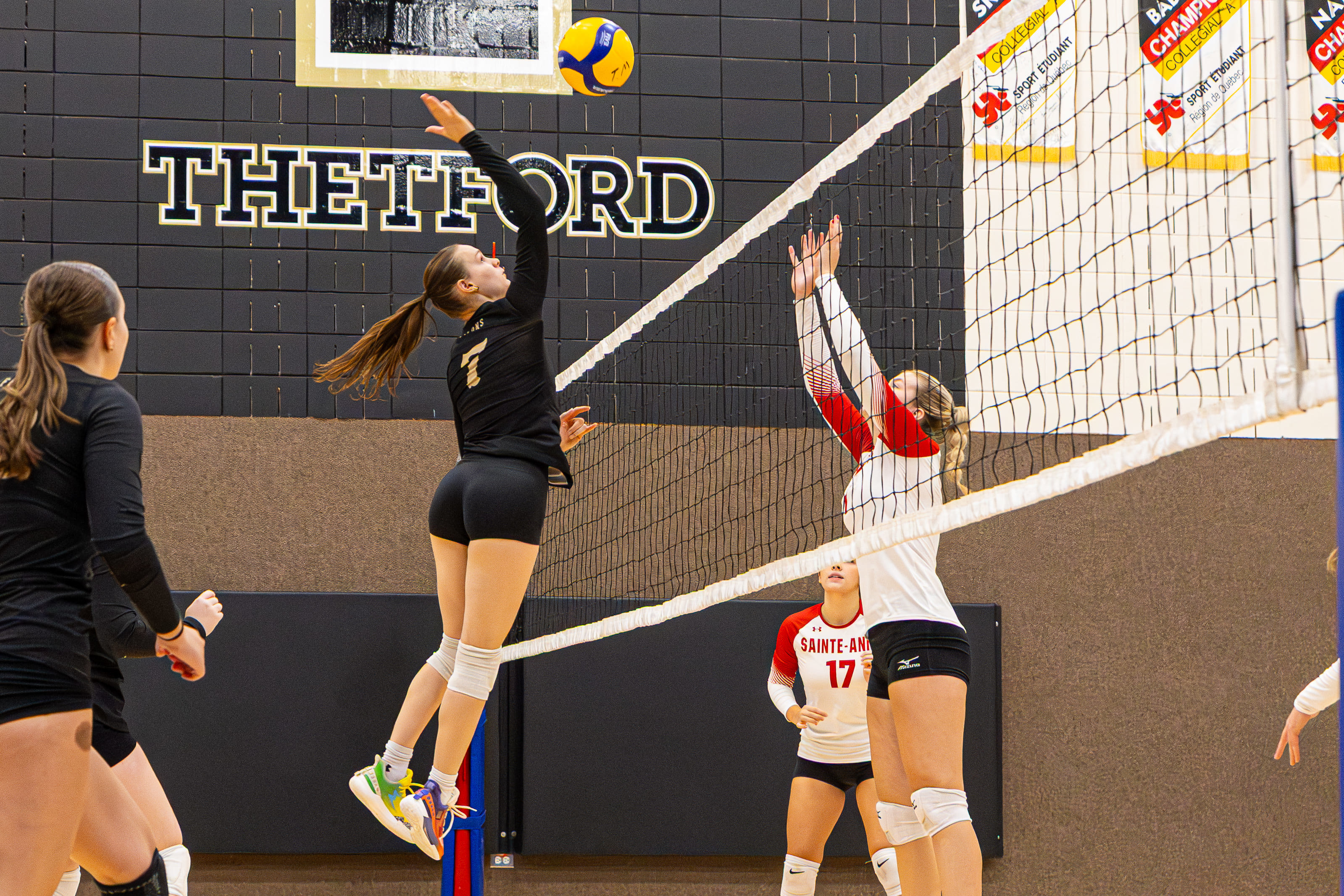Une équipe de volleyball féminin au Campus de Lotbinière