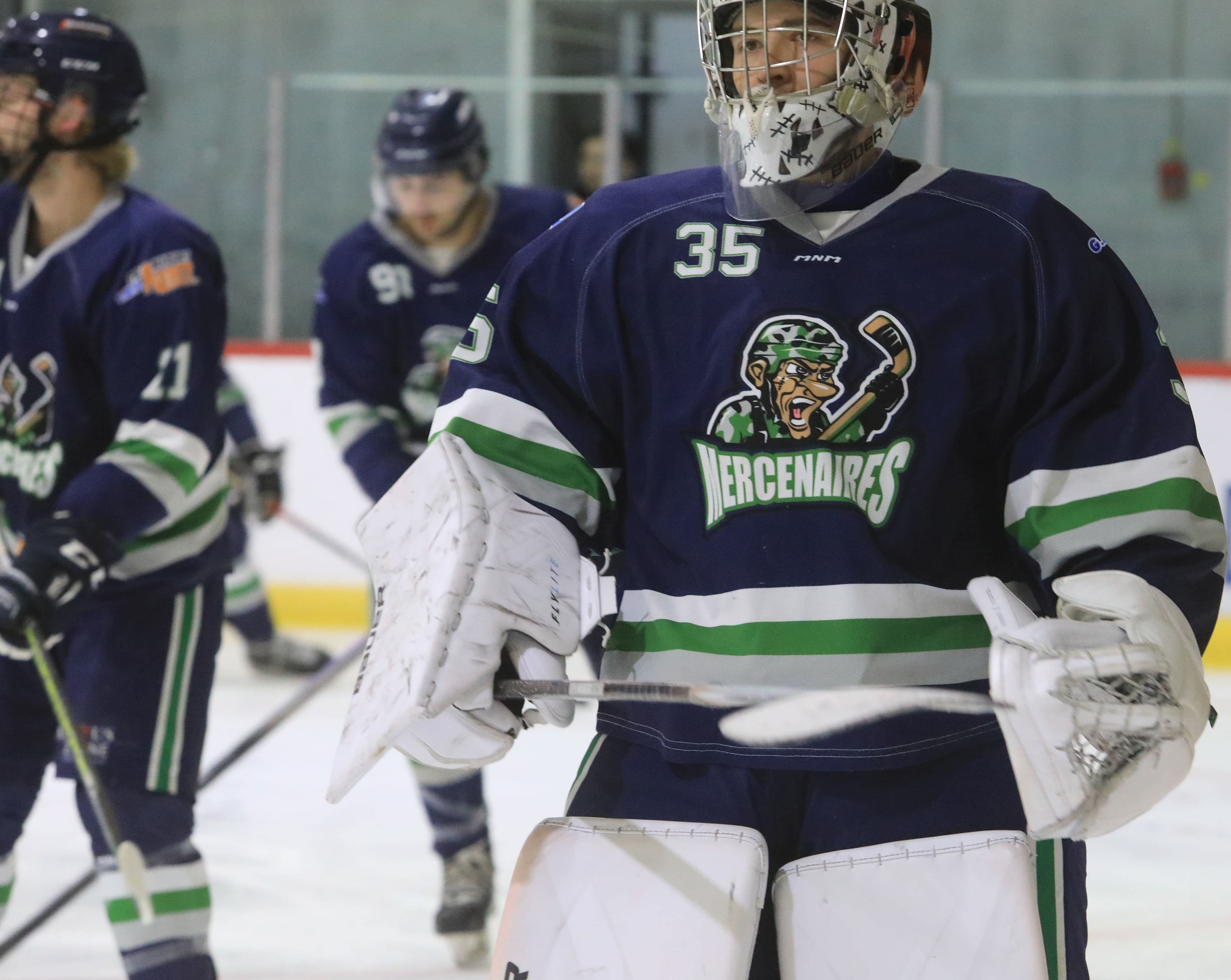 Les Mercenaires s’inclinent en quatre parties