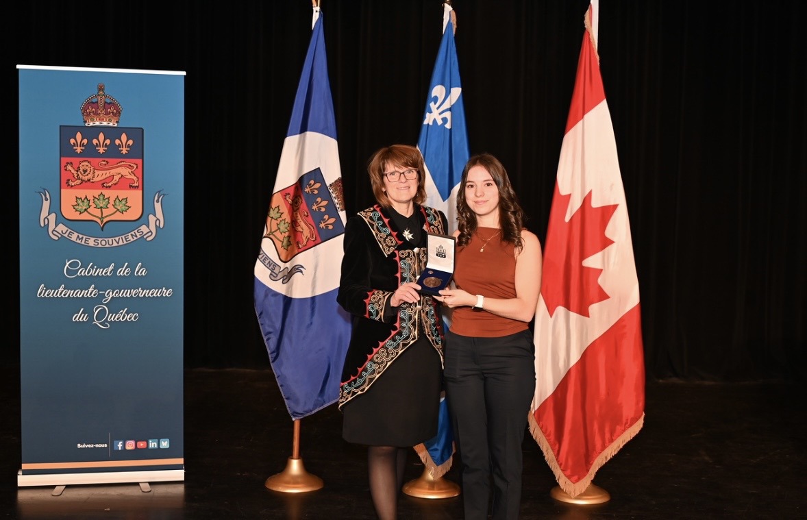 Annabelle Demers reçoit la médaille de la lieutenante-gouverneure
