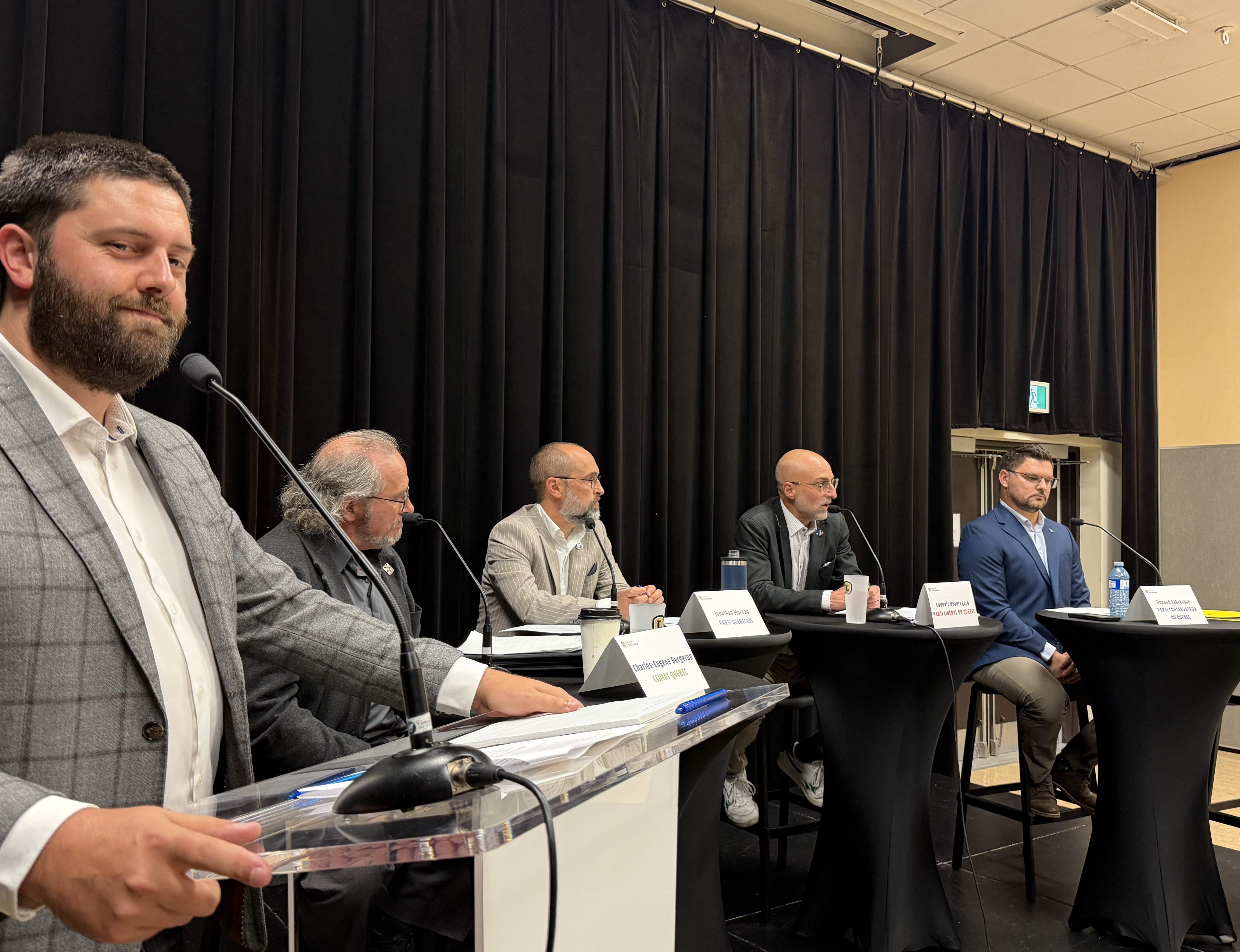 Les candidats échangent avec les citoyens